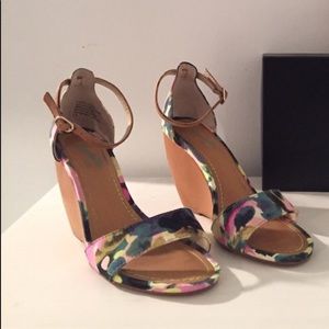 Seychelles floral wedges